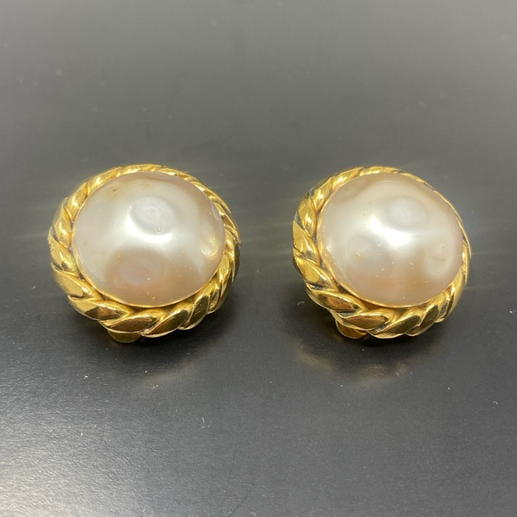 Chanel Vintage 1985 Gold Tone Faux Pearl Clip Earrings - Picture 3 of 16